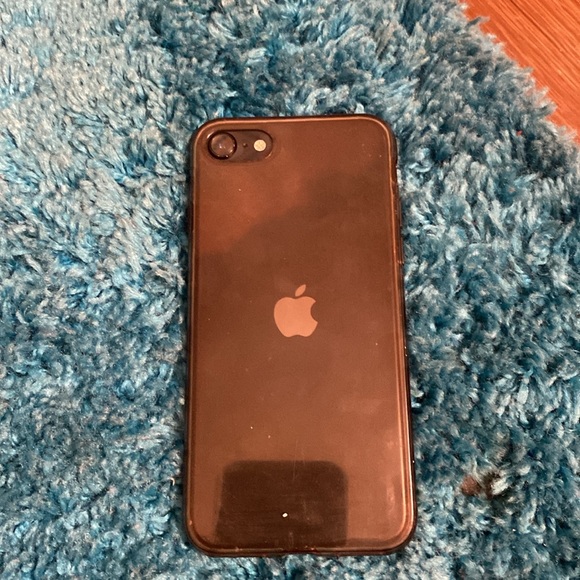 Cracked iPhone SE - Picture 5 of 9